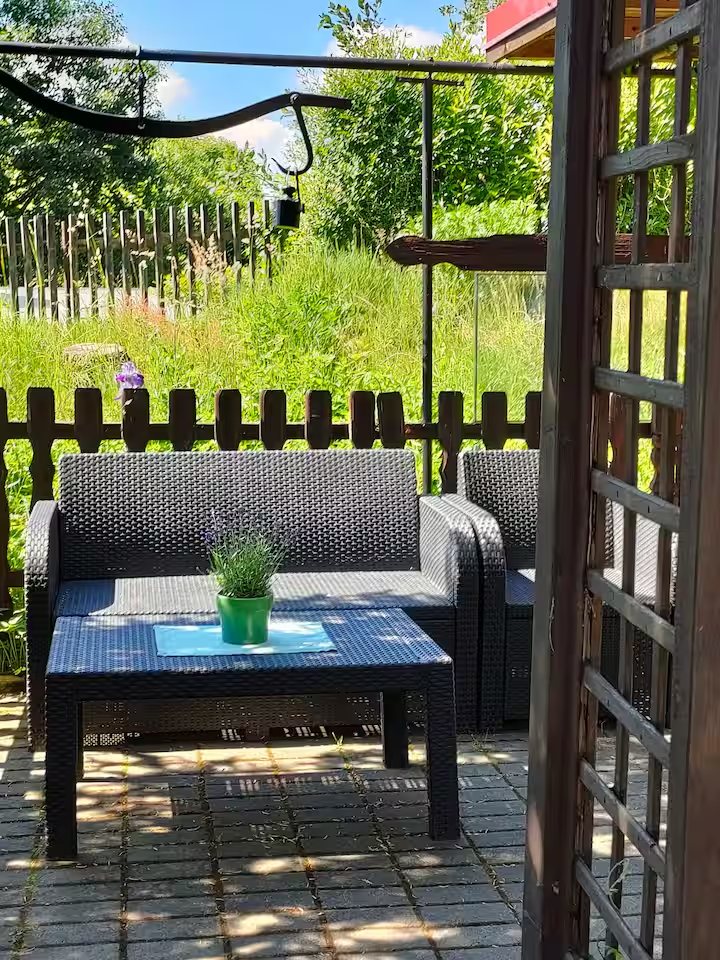 Überdachte Terrasse der Ferienwohnung 2 mit Loungesofa